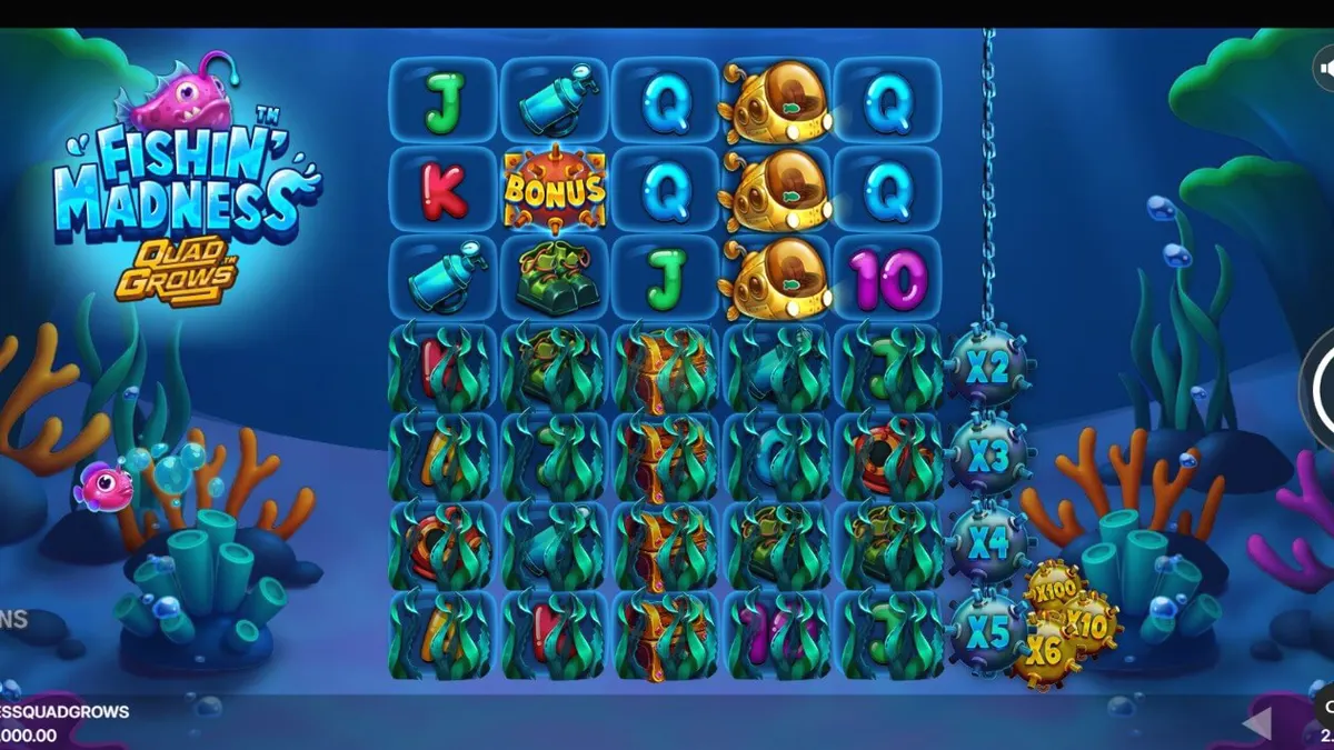 Tampilan visual bawah laut dalam slot Fishin’ Madness Quadgrows dengan simbol ikan dan ranjau laut.